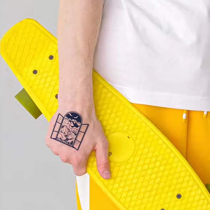 Fensterblick ins Gebirge – Bild 1